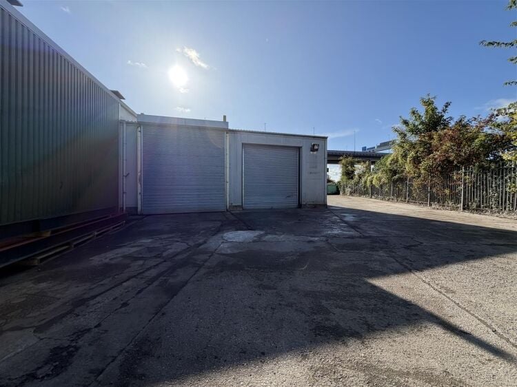 An end of terrace industrial unit measuring approximately 4,030 ft² (374.4 m²) with additional mezzanine storage. the unit benefits from a s Photo 1