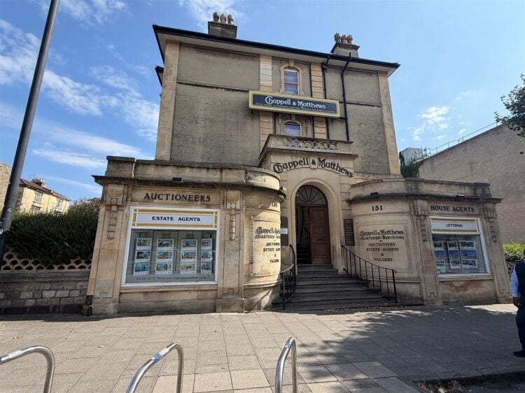 A self contained top floor office of approximately 820 ft² / 76 m² located in a prime trading position on whiteladies road. Photo 1