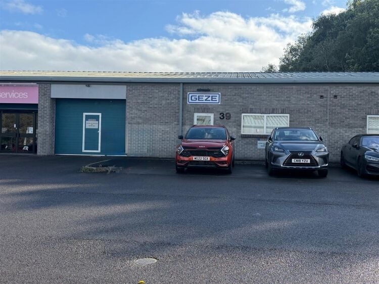 A modern light industrial unit of approximately 1,939 ft² , with further mezzanine storage of approx. 1,484 ft². the unit benefits from roll Photo 1