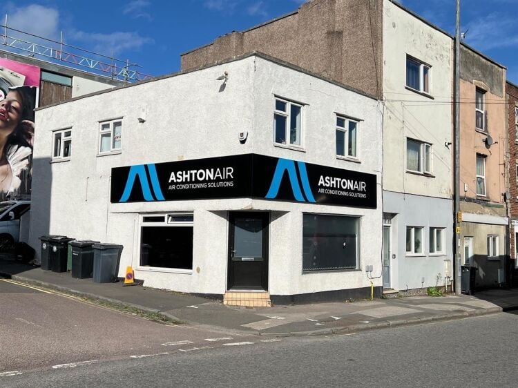 A modern shop/office of approximately 485 ft² benefiting from air conditioning, kitchen and toilet facilities. in addition, an off street parking Photo 1