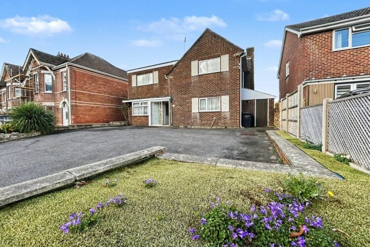 Former Guest House for Sale in Poole Dorset with 7 Bedrooms and Off-Road Parking Photo 1
