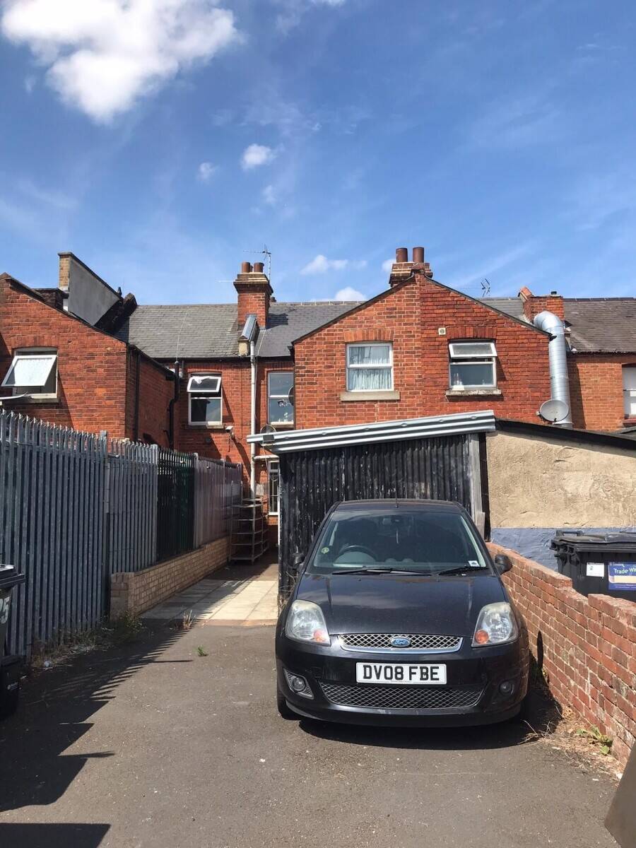 Prime Mixed-Use Commercial Property in Tilehurst - Ground Floor Shop with Flat Above! Photo 2