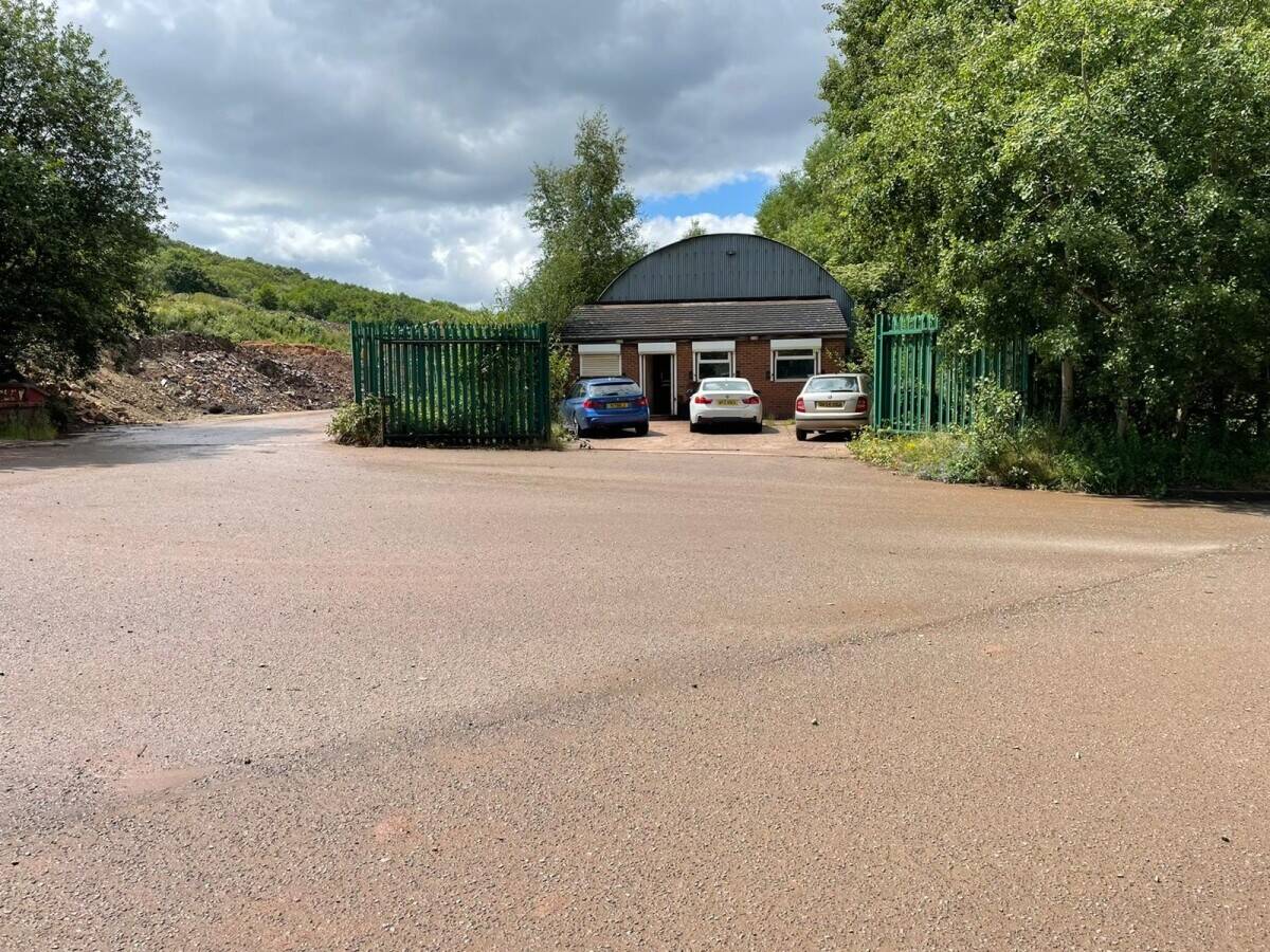 Vast Land with Quarry, Office, and Garage Ideal for Haulage, Waste Management, or Housing Developme Photo 1