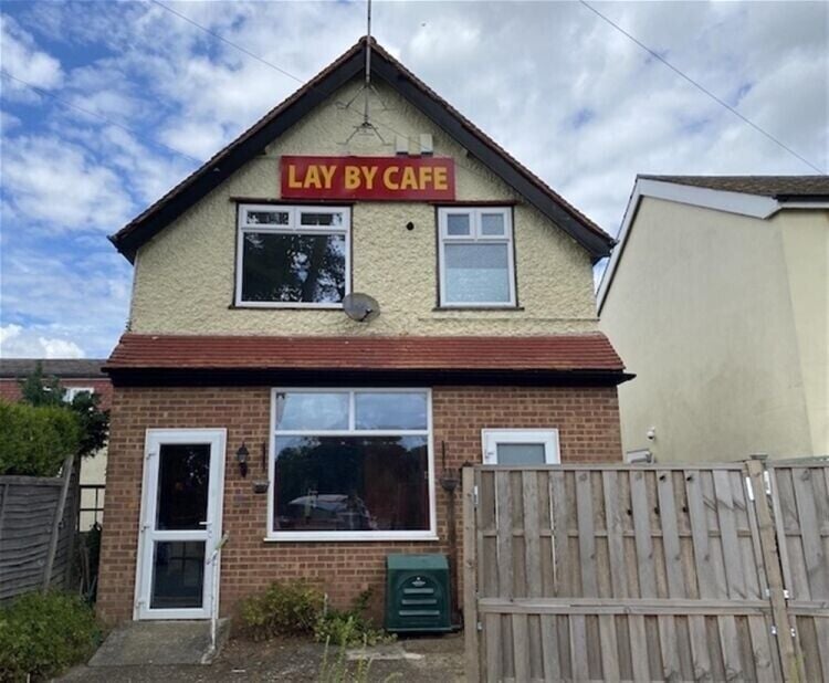 Berkshire Commercial Property with Conversion Potential in Prominent Market Town Photo 1