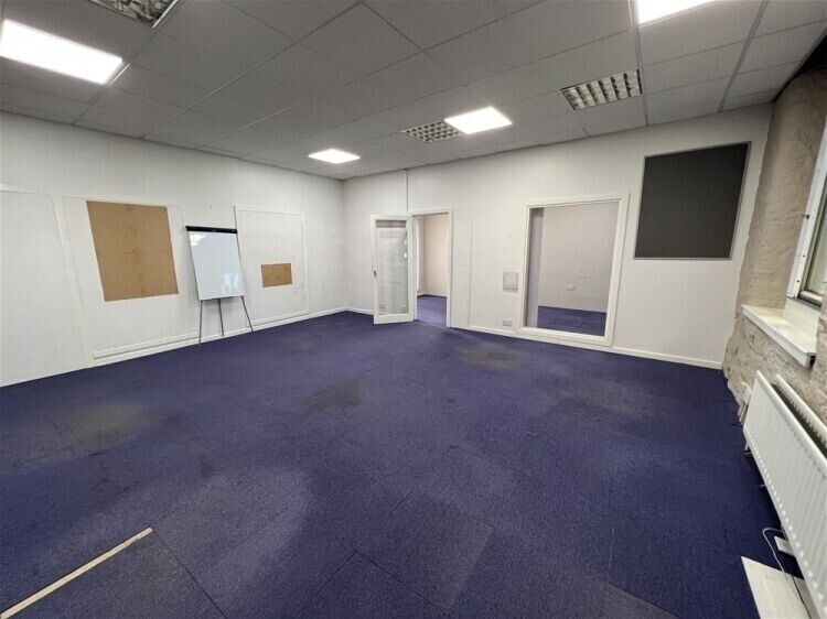 Prime Showroom Premises Available in Brighouse Town Centre, Ideal for Varied Uses Photo 10