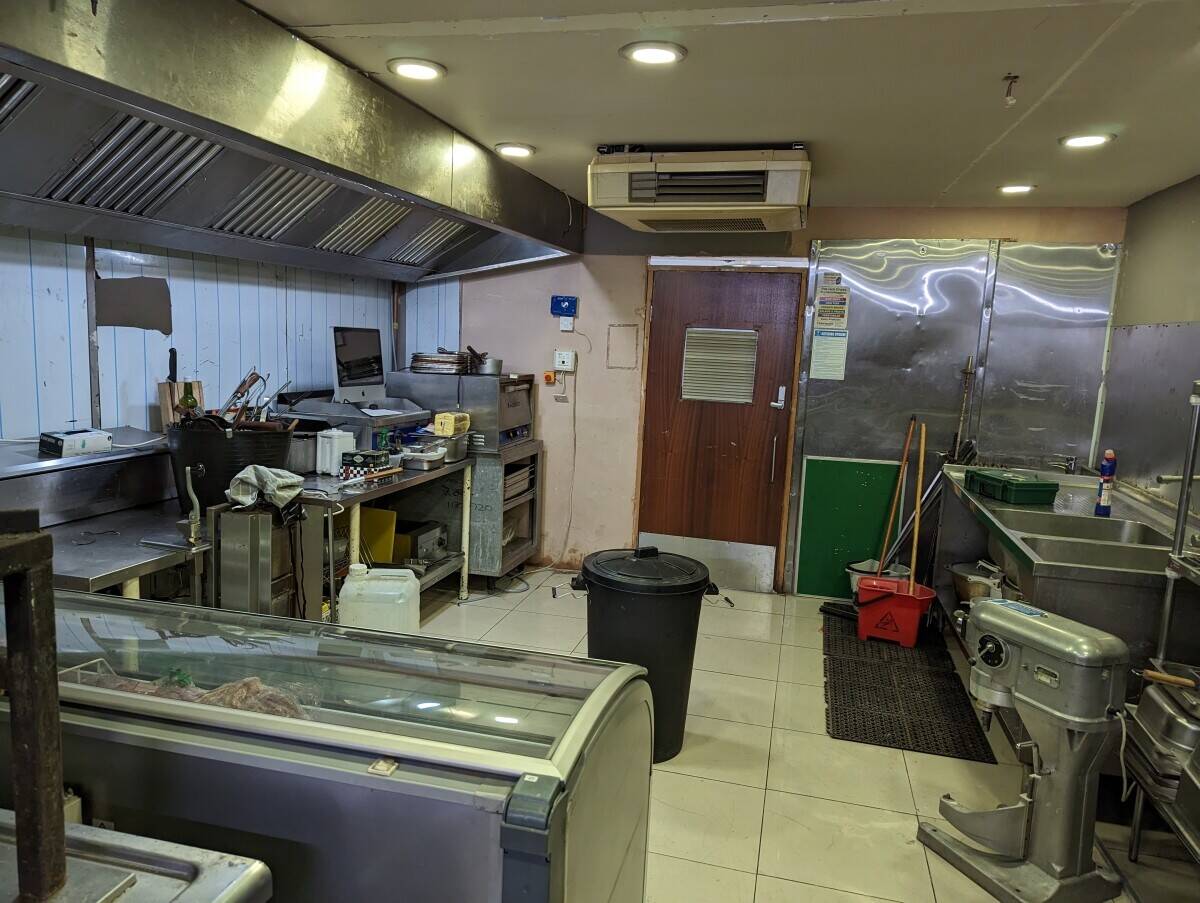 Lease Opportunity: Commercial Property in Sandwell West Midlands with 4-Bedroom Rented Flat Photo 7