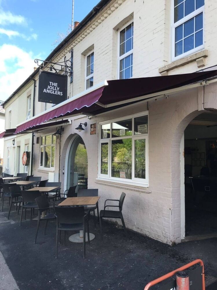 Modern Sports Pub and Four Bedroom Flat Seeking New Ownership in Reading Berkshire Photo 10