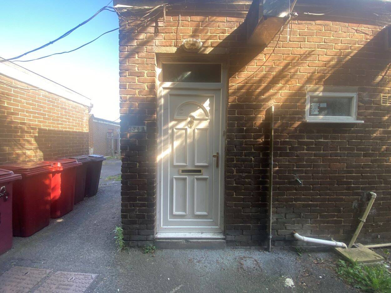 High Demand Commercial Mixed-Use Property in Reading, Berkshire with Ample Parking Photo 9