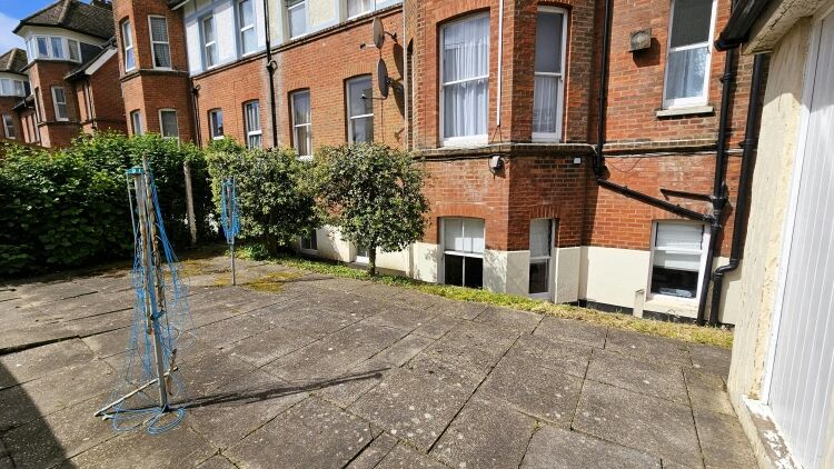 Prime Letting Investment Property Near Clifftop in Bournemouth, Ideal for Airbnb Photo 10
