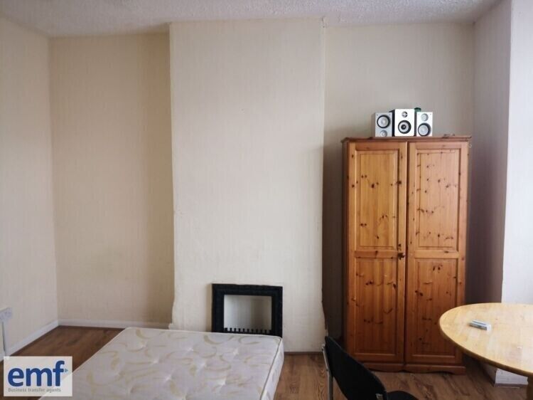 Prime Leicestershire Investment Opportunity with A3 Licence and Accommodation Photo 10