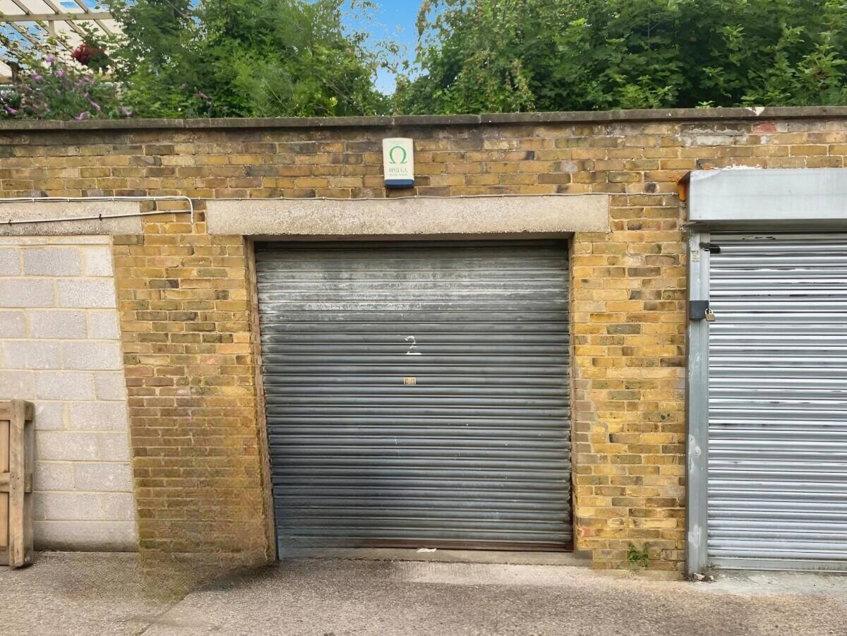 Prime Location Commercial Property Available For Lease in Tilehurst Local Centre Photo 10