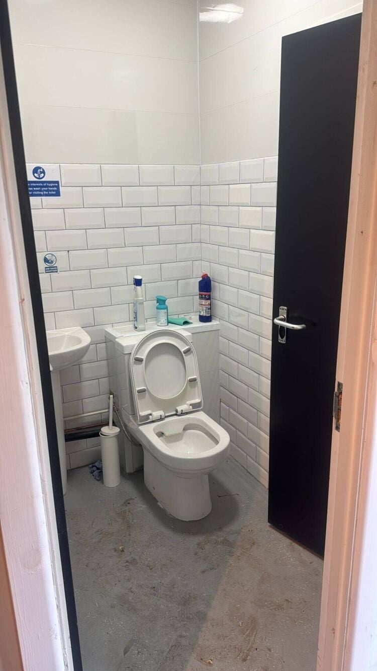 Prime Location Takeaway/Restaurant Space Available on Hounslow High Street Photo 10