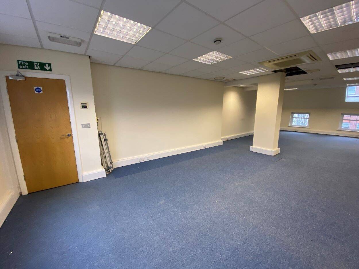 Spacious E-Class Commercial Office Available for Immediate Rent in London Street, Reading Photo 10