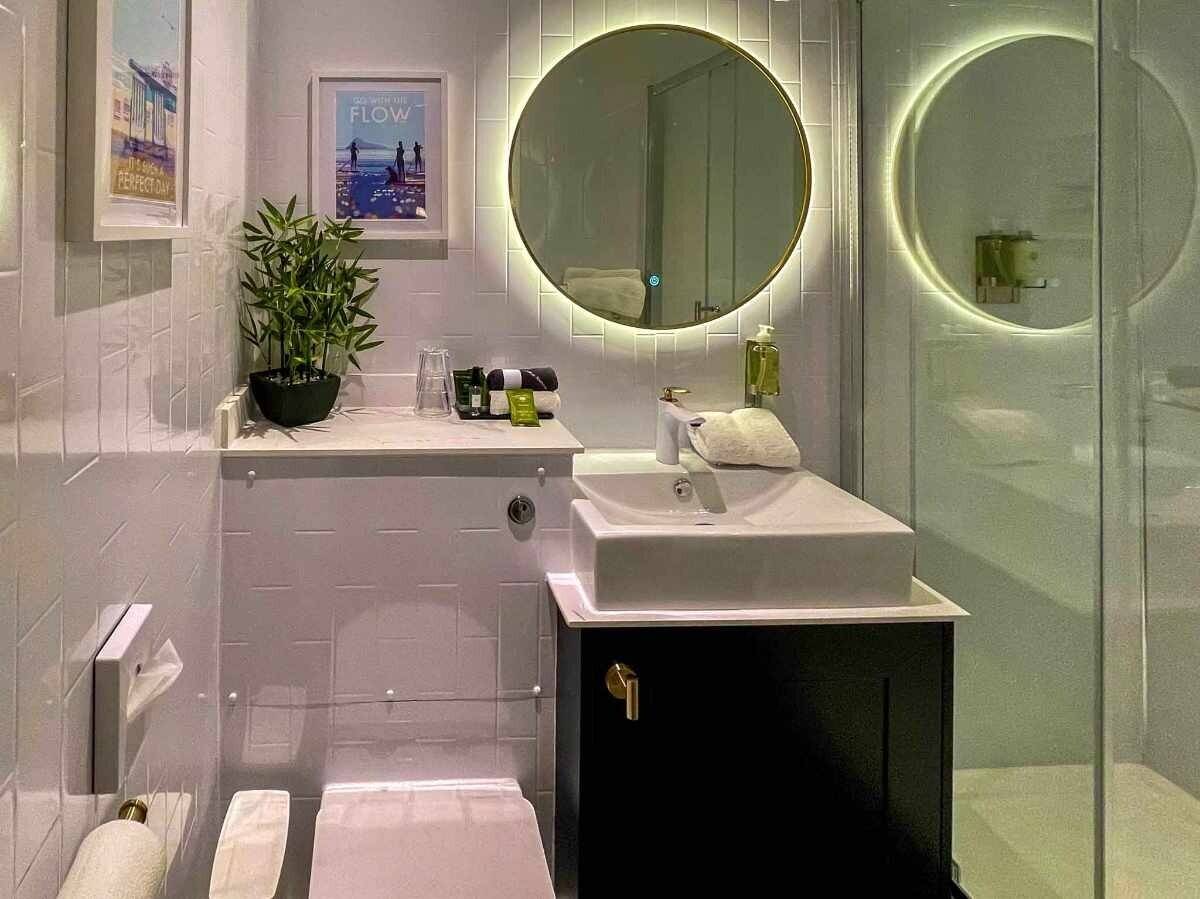 Stunning 17-Bedroom Boutique Hotel in Prime Torquay Location, Close to Harbour and Beach Photo 10