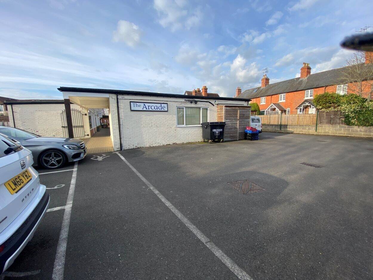 Spacious Commercial Premises To Let in Goring On Thames in Shopping Arcade Photo 10