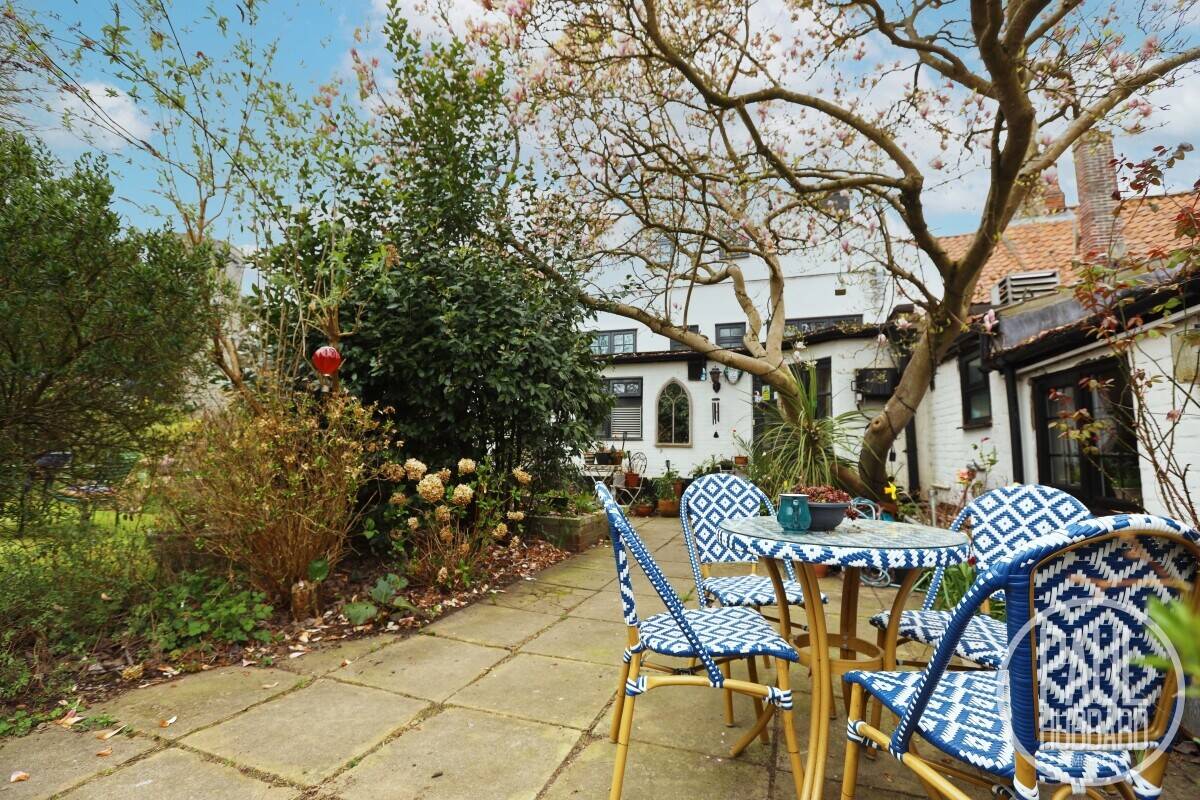 Charming Grade II Listed B&B in Norfolk with Separate Cottage and Expansion Potential Photo 10