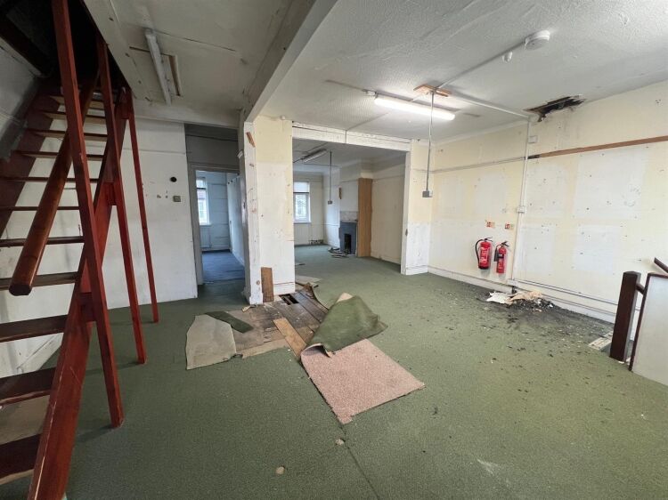 Prime Three Storey Commercial Property in Bristol, Ideal for Retail and Storage Photo 10