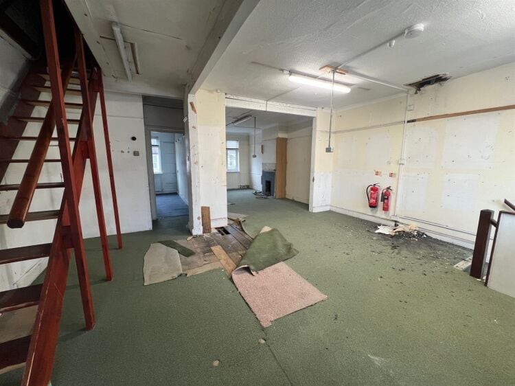 Prime Three Storey Commercial Property in Bristol, Ideal for Retail and Storage Photo 10
