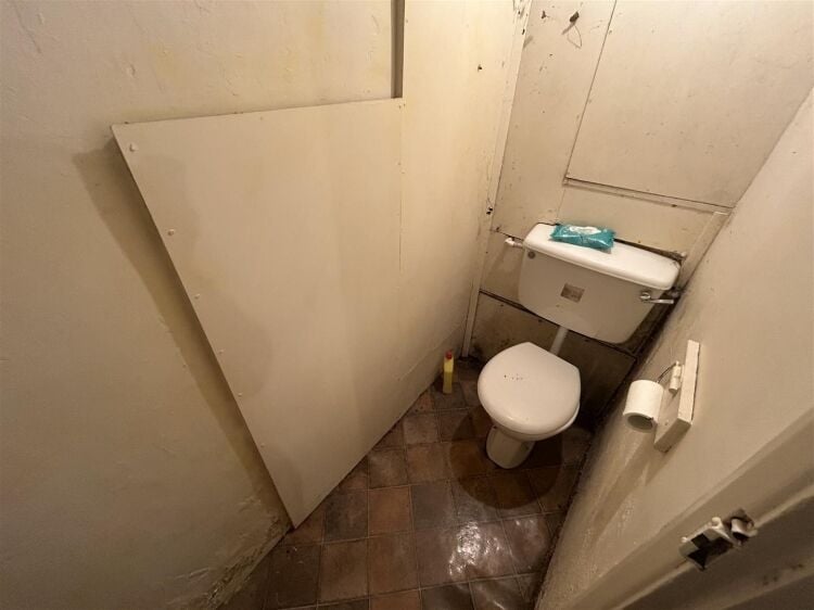 Spacious Terraced Shop/Office with Kitchen and Toilet Available for Rent in Bristol Photo 10