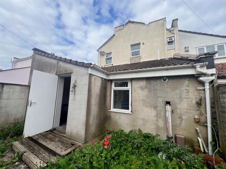 Charming End of Terrace Mixed-Use Property with Shop and Two-Bedroom Flat in Bristol Photo 10