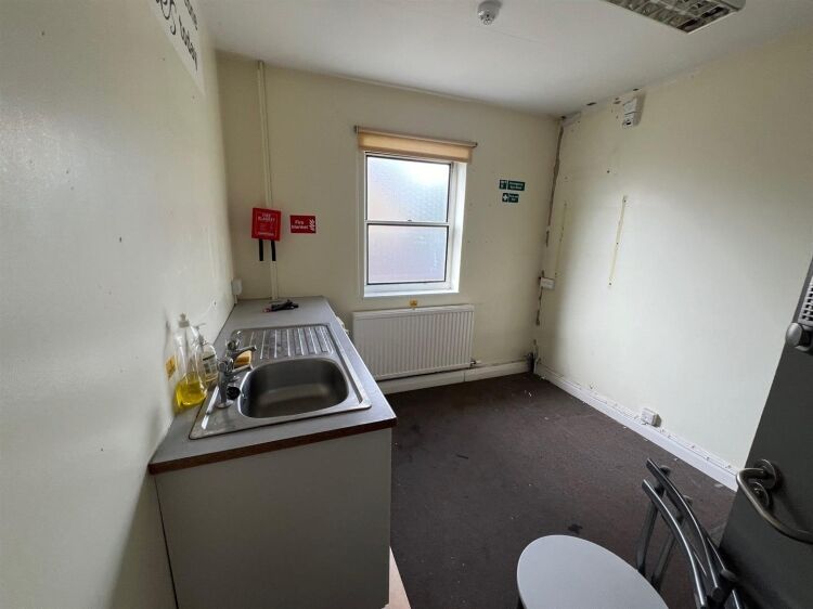 Prime Commercial Property in Bath, Ideal for Medical or Office Use Photo 10