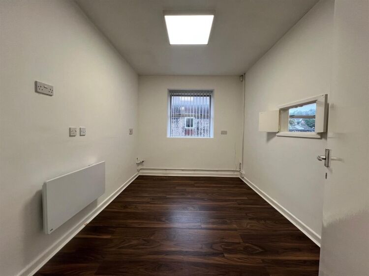 Modern First Floor Commercial Unit for Rent in Bristol, Ideal for Office or Salon Use Photo 10