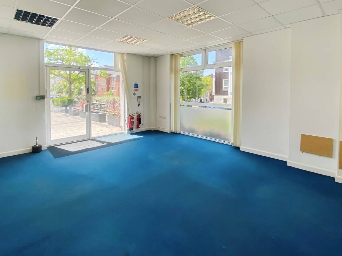 Premises To Let - Kennet Island - E-Class - Ideal for Barber Shop, Nail Bar, Beauty Photo 10
