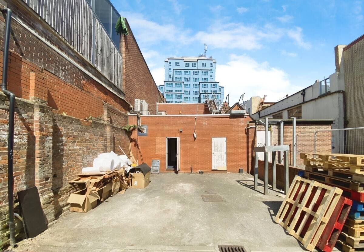 Prime Retail Premises Available for Short-Term Lease in Central Reading Photo 10