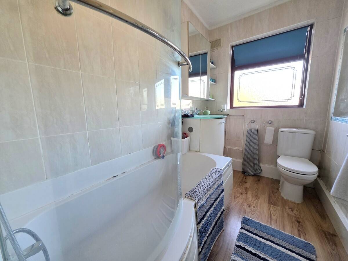 Freehold fish and chip shop with 3-bedroom maisonette in Leigh on Sea Essex Photo 10