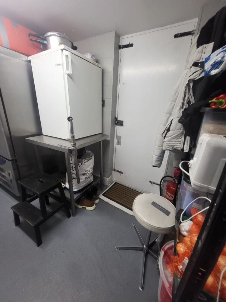 Caribbean restaurant business for sale in Sutton London with modern décor and loyal customer base. Photo 10