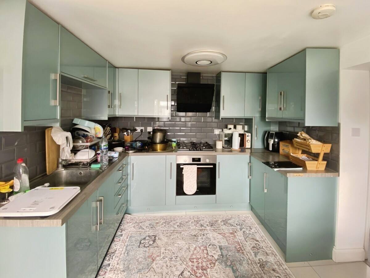 Freehold Mixed-Use Garage and Residential Property in Reading Berkshire Photo 10