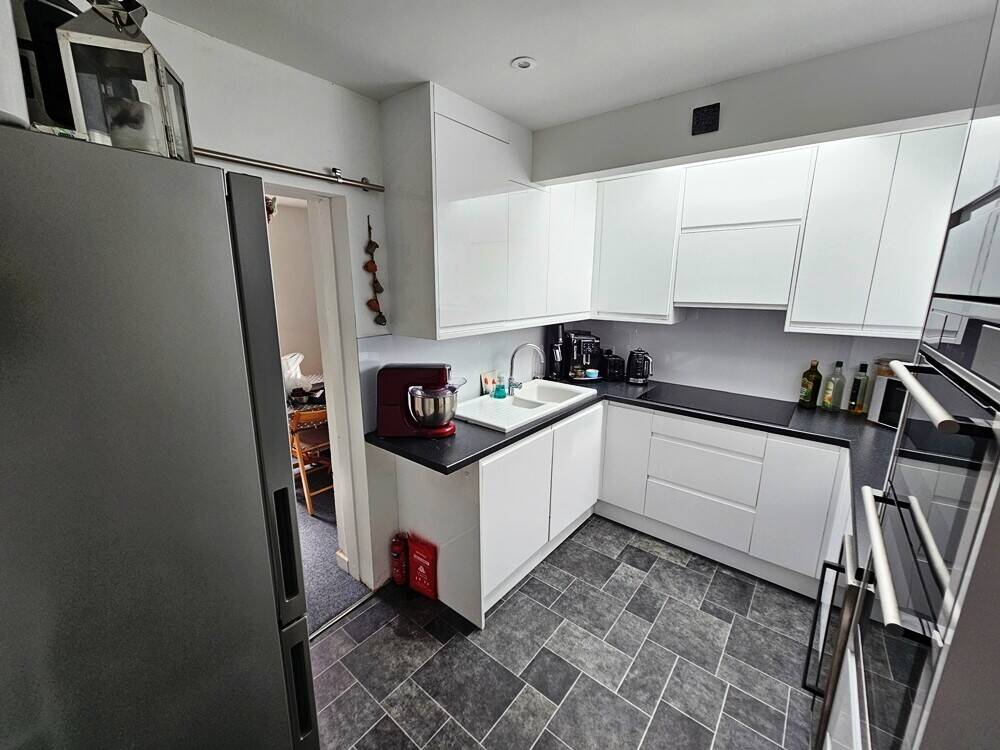Freehold hair salon with two-bedroom flat above in Leigh on Sea Essex Photo 10