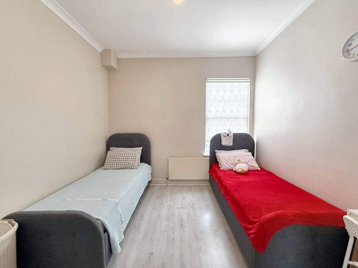 Freehold Semi Commercial Property with 2 Bed Flat for Sale in Acton London Photo 10