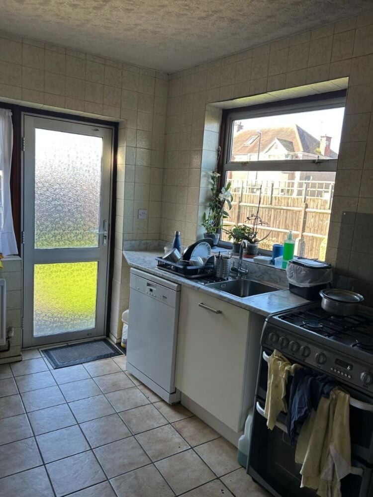 Convenience Store with Residential Space for Sale in Coventry, West Midlands Photo 10