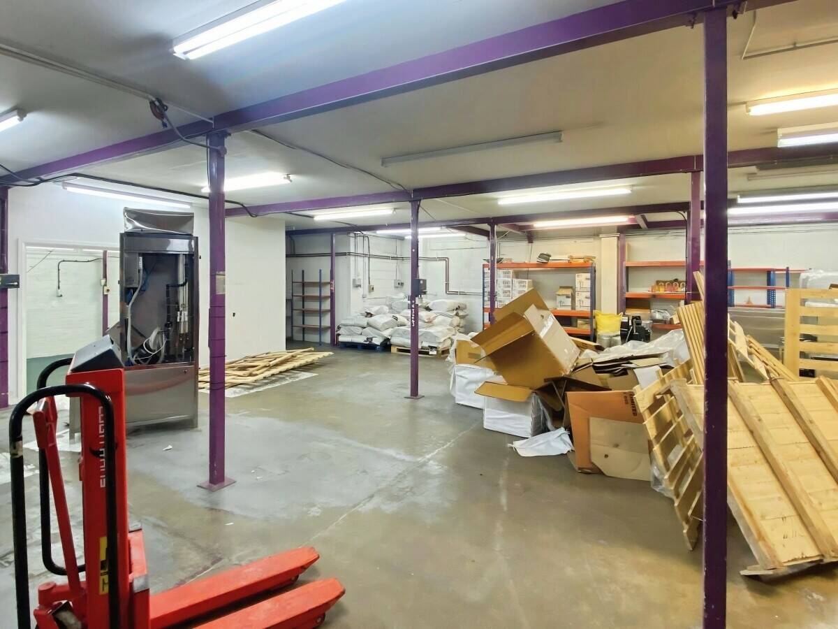 Modern Self-Contained Office with Parking in Reading Berkshire Near Town Centre Photo 10