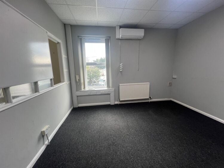 Two-storey office with ground floor workshop in Bristol measuring 3,214 ft² available for lease Photo 10
