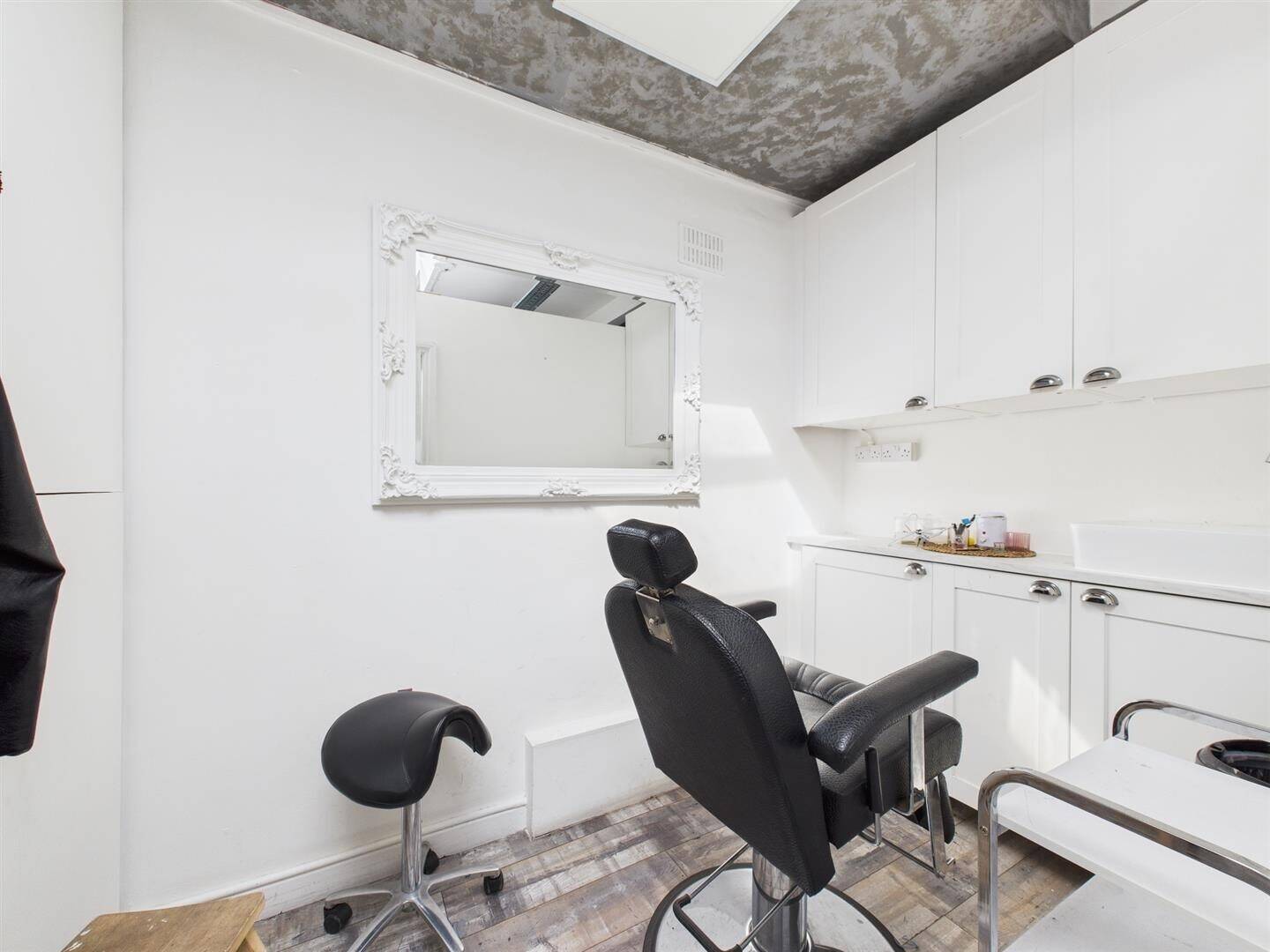 Commercial Unit for Sale in Shoreditch London with Established Hair and Beauty Salon Setup Photo 10