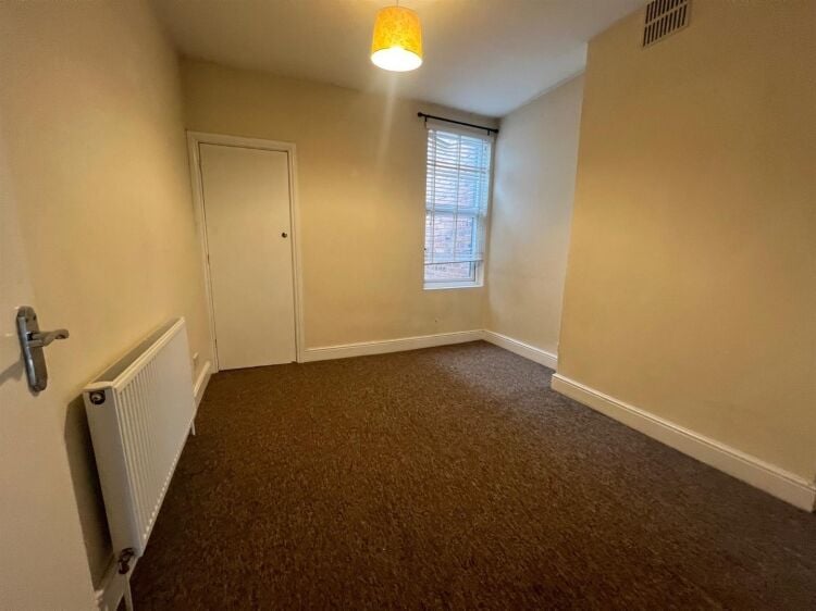 Mixed-use property in Bristol with ground floor shop, workshop, and 2-bedroom flat above Photo 10