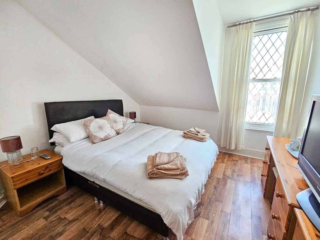 Guesthouse with 7 en suite rooms in mid-terraced property located in Paignton Devon Photo 10