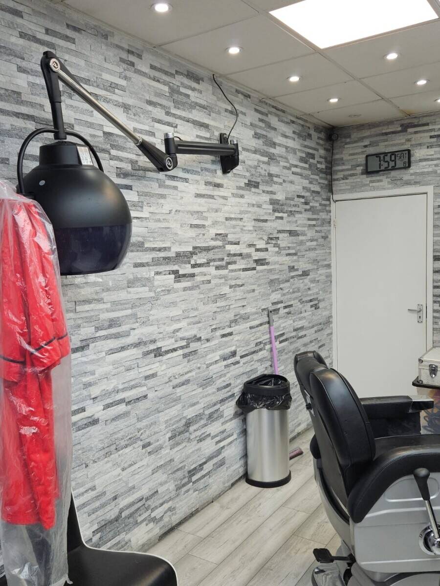 Barbershop, Beauty Room, and Food Shop for Sale in Mitcham London Photo 10