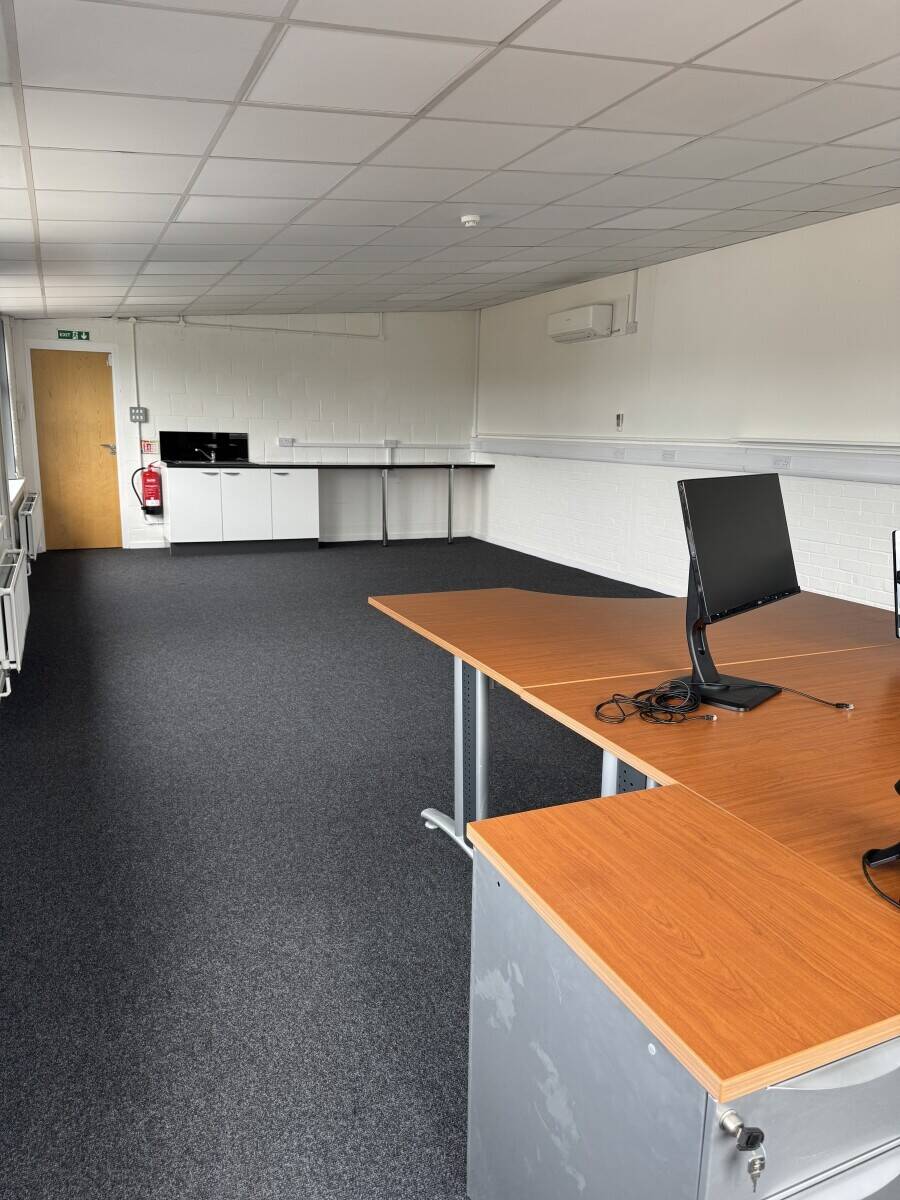 Modern Two-Floor Office Space With Storage in Potters Bar Hertfordshire Near the Station Photo 10
