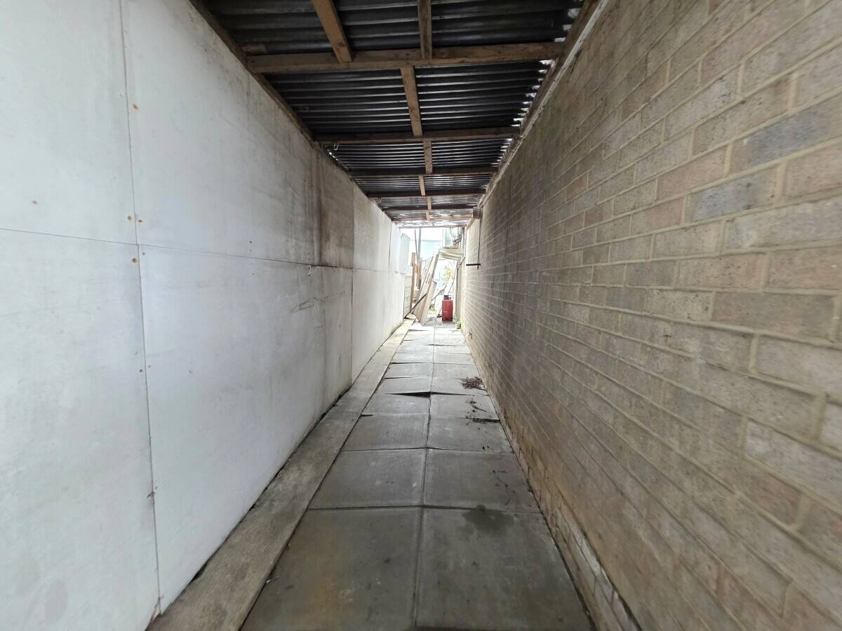 LIGHT INDUSTRAIL UNIT APPROX. 2,493 SQ FT Photo 10
