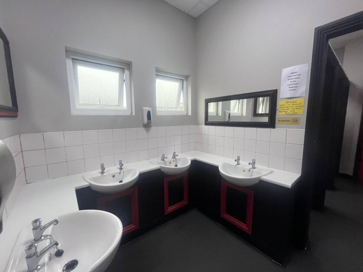 Freehold and Leasehold Bar & Diner, Owner’s Accommodation In Gorseinon For Sale Photo 10