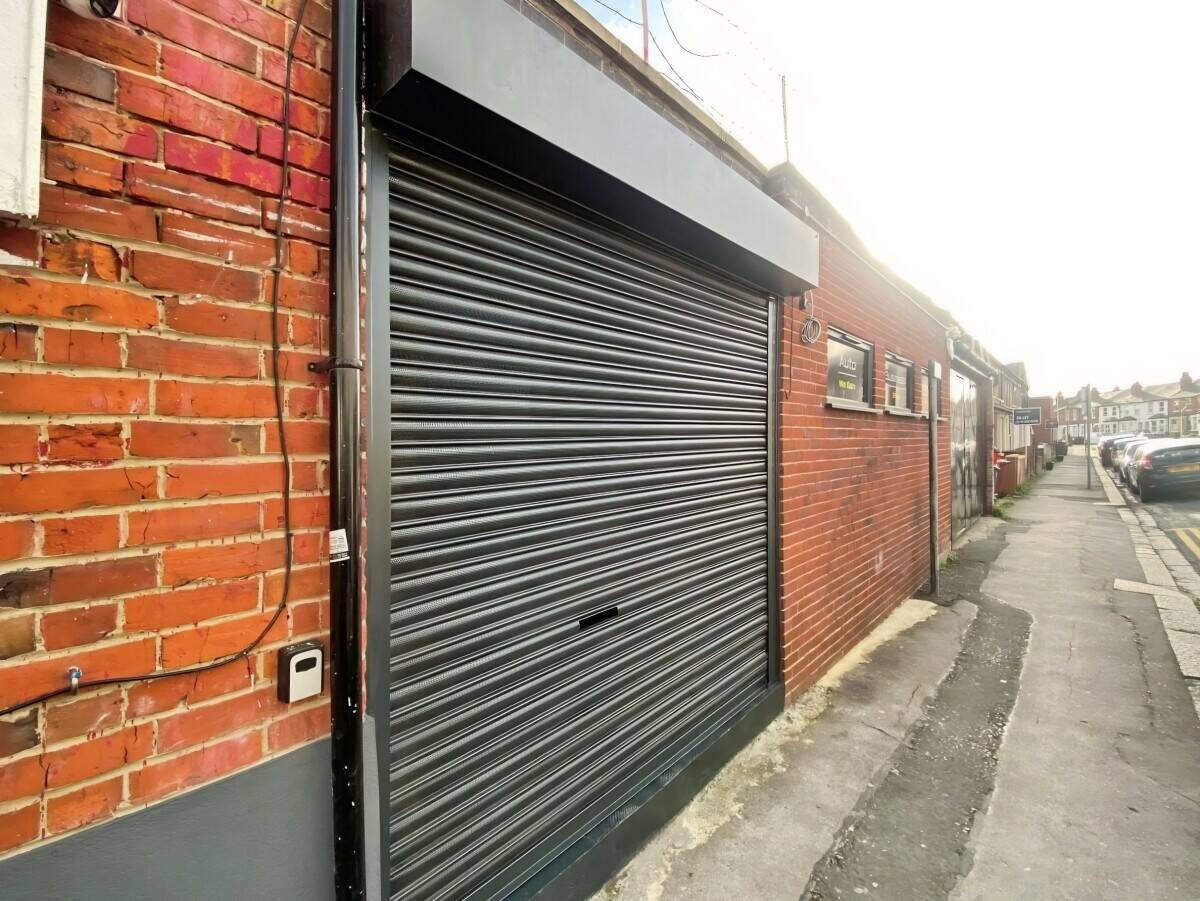 Self-contained E-Class premises of approx. 270 sq.ft (25m²) off busy Caversham Road, Reading Photo 10