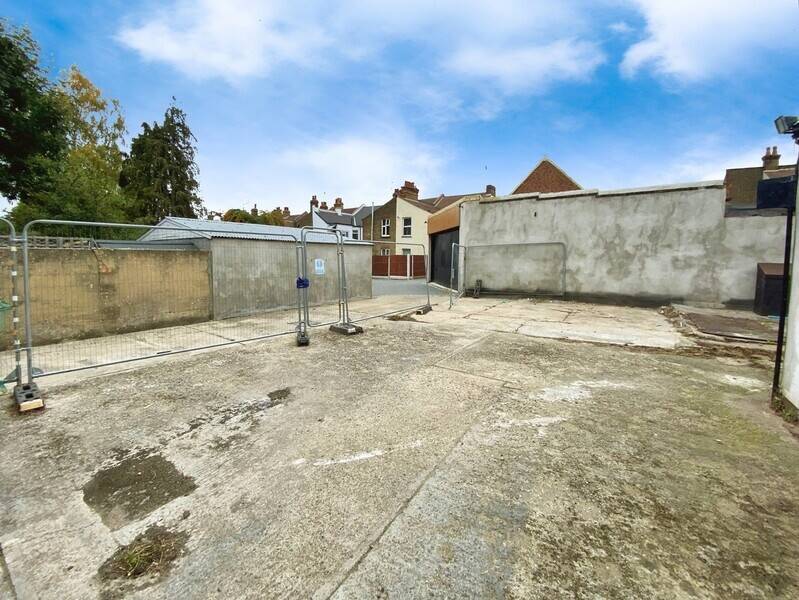 Mixed investment property for sale in Westcliff on Sea Essex with refurbishment potential Photo 10