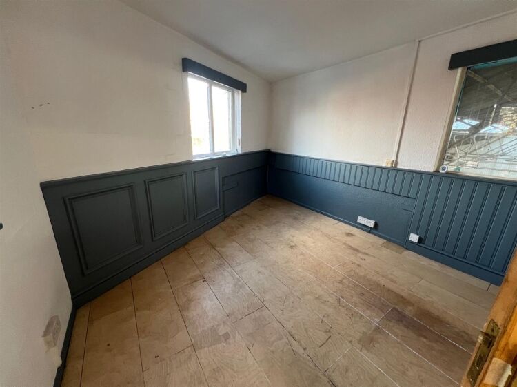 Industrial Unit for Sale in Bristol with Open-Plan Space and Off-Street Parking Photo 10