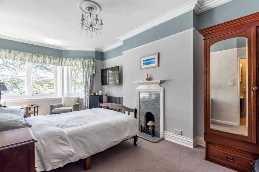 7-Bedroom Manor for Sale in Looe Cornwall with Scenic Views and Owner's Cottage Photo 10