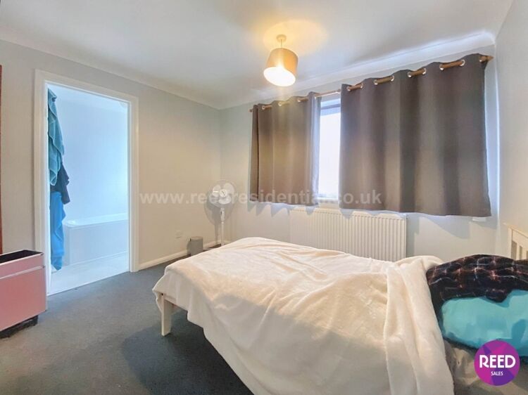 Former care home in Dorset Gardens Rochford Bristol with eight bedrooms and ample space for ideas Photo 10