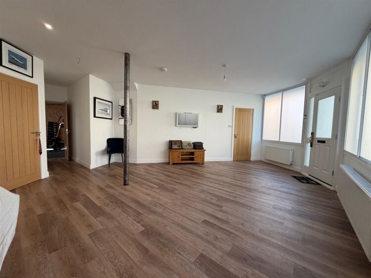 Versatile 1,400 ft² studio space for sale in Bristol with gym and garden amenities Photo 10