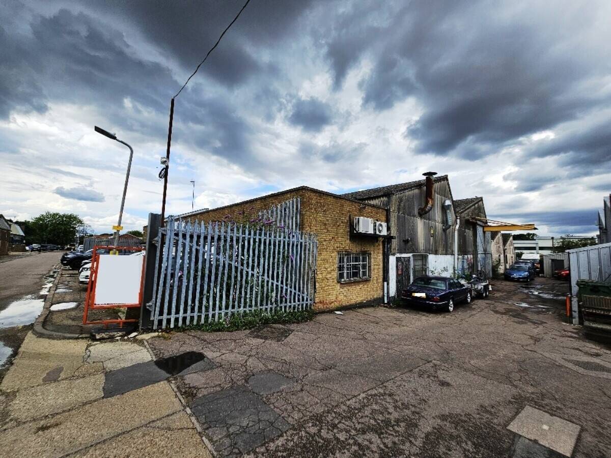 Freehold 16,000 sq. ft. industrial premises with crane in South East Essex complex Photo 10